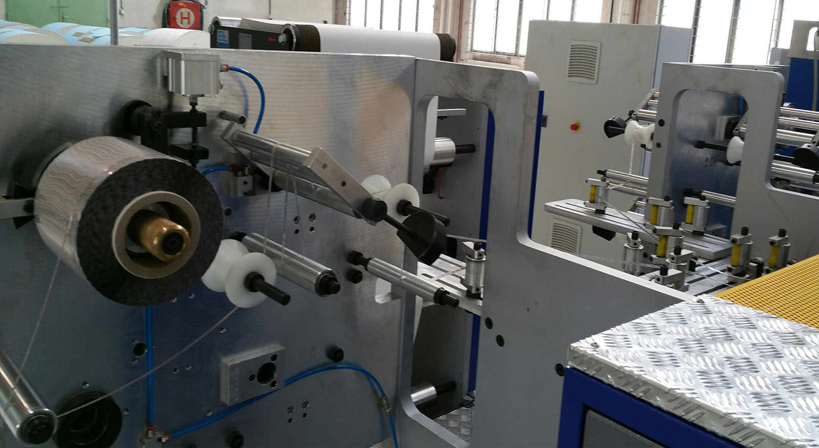 SPM - Security Paper Mill, a. s., stroj na aplikaci holografické pásky do papíru.